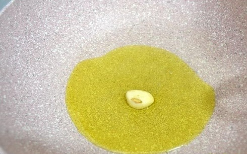 1. Этап. Минестроне классический: Готовить суп будем в толстостенной кастрюле, в ней же и обжарим овощи. Нагреваем оливковое масло, несколько минут обжариваем в нем чеснок. Затем чеснок выкидываем.