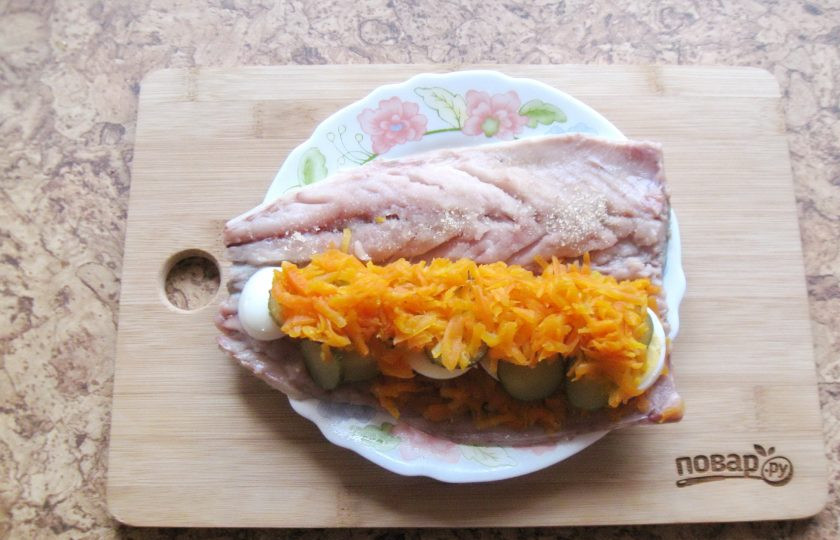 1. Этап. Холодная закуска из скумбрии: На огурец выложить вторую половину тертой моркови.