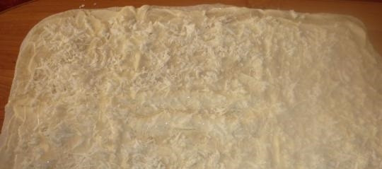 1. Этап. Лаваш с шампиньонами и сыром: 6. Плавленый сыр отправляю в морозильник на 20 минут, после этого измельчаю его на терке и посыпаю им лаваш.