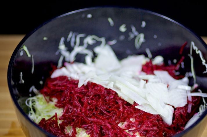 1. Этап. Салат из свеклы и капусты: 3. Полукольцами нарежьте лук.