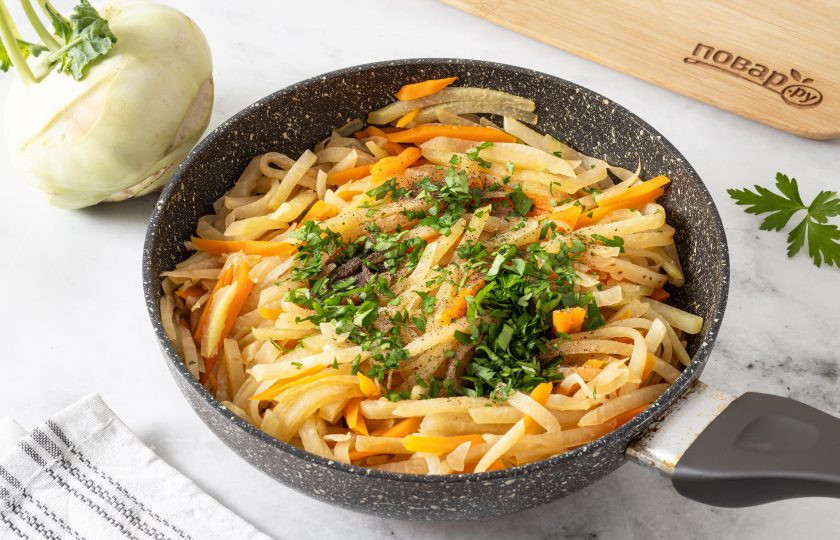 1. Этап. Тушеная капуста кольраби: За минуту до готовности добавьте мелко порезанную петрушку, посолите и поперчите по вкусу. В конце выключите плиту и дайте блюду еще постоять несколько минут.