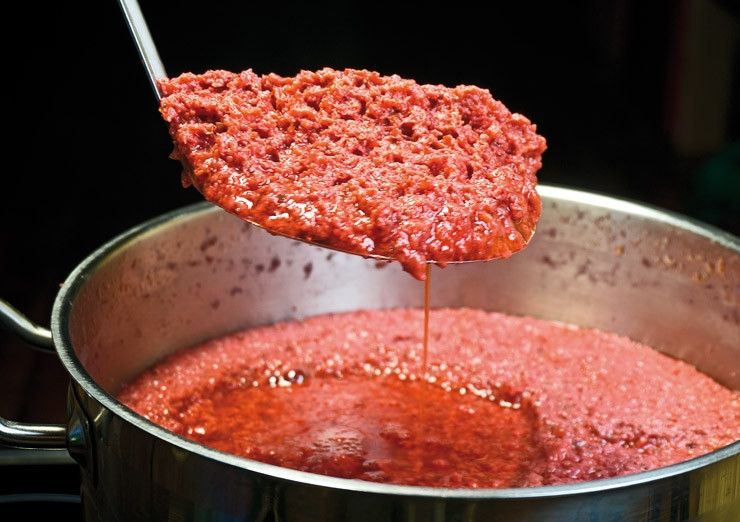 1. Этап. Вино из клубники: 2. Полученное клубничное сусло перелейте в подходящую емкость (лучше из нержавейки или стекла). Наполняйте ее максимум на ¾, чтобы избежать переливания сусла в процессе брожения через край емкости. Накрыв емкость марлей, поместите ее в темное место для брожения на 5-7 дней. Температура в помещении должна быть в пределах 16-25 °C. Обязательно один раз каждый день мешайте сусло нержавеющей или деревянной лопаткой.