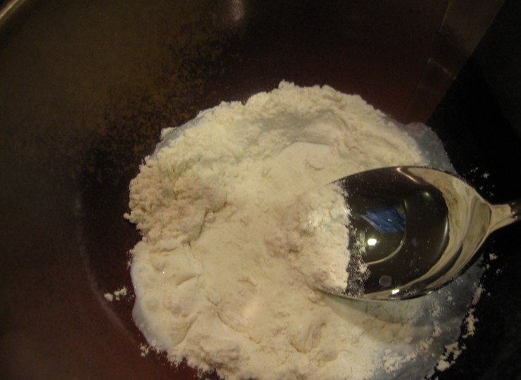 1. Этап. Язык под соусом бешамель: 6. Отдельно муку следует обжарить на сковороде, после чего постепенно добавить сливки и тушить около 5 минут, постоянно помешивая. Комков не должно быть.