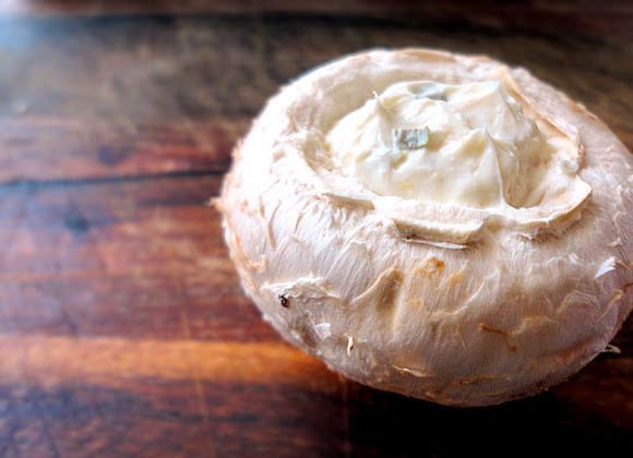 1. Этап. Жареные фаршированные шампиньоны: 4. В грибочки выложить начинку и хорошо уплотнить.