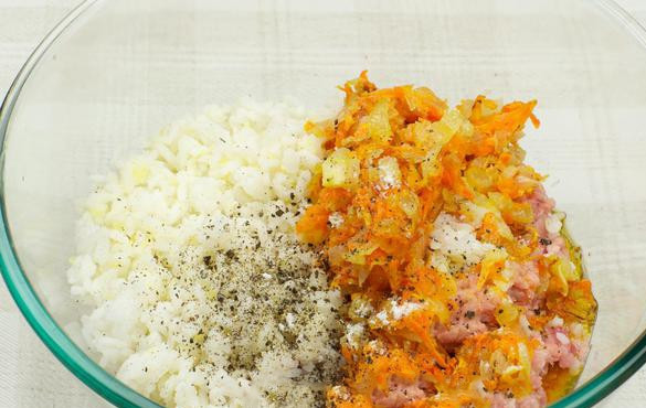 1. Этап. Фаршированный перец классический: Рис промываем и заливаем чашкой воды (200 мл.) Кипятим, а затем убавляем огонь. Варим 20 минут с добавлением соли. После смешиваем рис с овощами и фаршем.