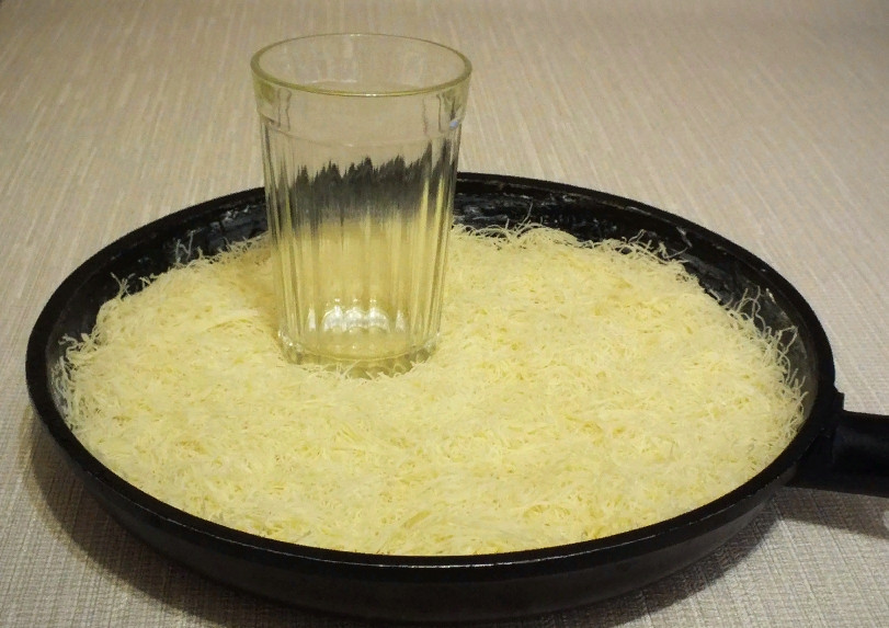 1. Этап. Кнафе: Разделите визуально тесто на две части. Первую часть выложите в сковороду (диаметр 26-28 см.). Утрамбуйте.