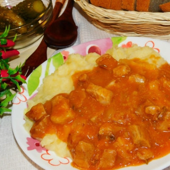 Свинина с маринованными огурцами, тушеная в горчичном соусе
