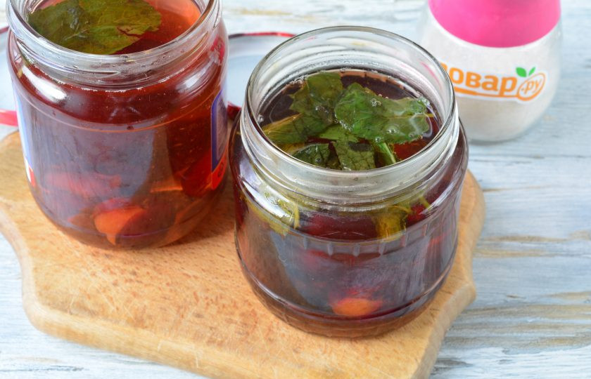 1. Этап. Компот из сливы и мяты на зиму: Залейте сливы сладким сиропом.