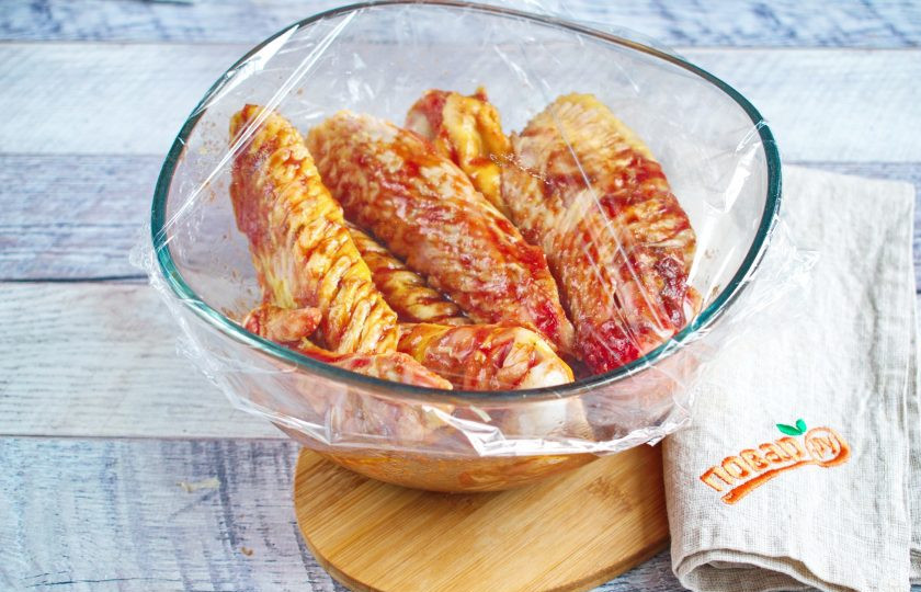 1. Этап. Куриные крылышки в меду: Накройте пищевой пленкой, поставьте в холодильник мариноваться на 2-3 часа.