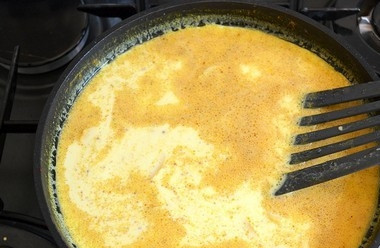 1. Этап. Курица в молоке: В сковороде вскипятите молоко с цедрой, карри, перцем и солью. Перемешайте смесь.