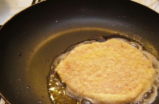 1. Этап. Ромштекс из свинины: На сковороде разогрейте 2 ст. ложки растительного масла. Обжаривайте мясо на среднем огне 5-6 минут (до золотистого цвета).