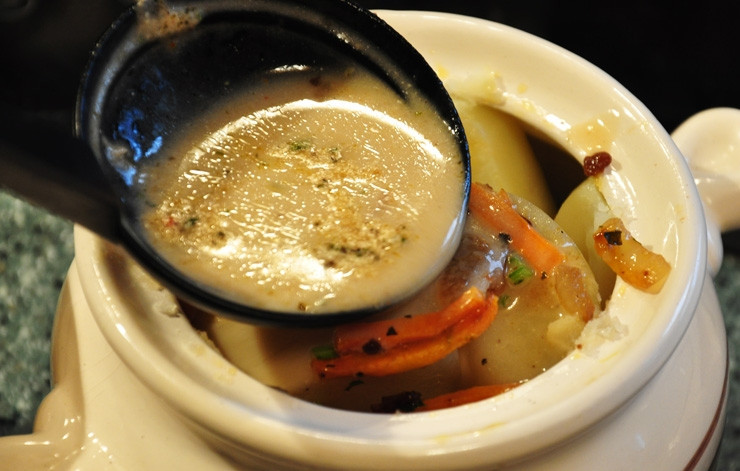 1. Этап. Грибы шиитаке в духовке: Сверху выложите картофель, нарезанный четвертинками, и влейте соус.