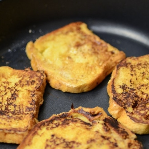 1. Этап. Французские тосты: 4. Обжаривайте тосты до золотисто-коричневого цвета с обеих сторон.