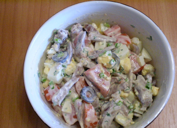 1. Этап. Куриные сердечки с помидорами: 8. Салат готов. Приятного аппетита!