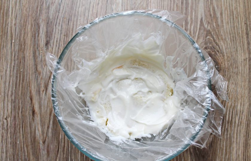 1. Этап. Торт без выпечки из батона: Хорошенько смажьте верх батона сметаной.