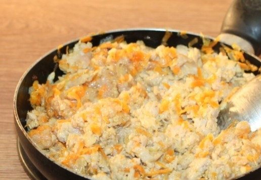 1. Этап. Блинные конвертики с индейкой и картофелем: 12. Обжариваем зажарку до готовности, периодически перемешивая, минут 20. Перекладываем зажарку в миску. Можно оставить ее в таком виде или немного измельчить блендером.