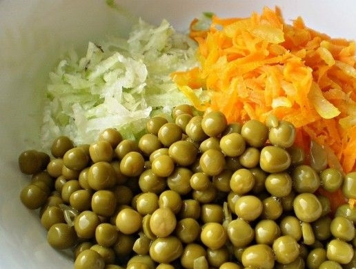 1. Этап. Салат с зеленой редькой: 7. Консервированный горошек откидываю на сито, чтобы стекла вода, после этого добавляю в миску к остальным ингредиентам.