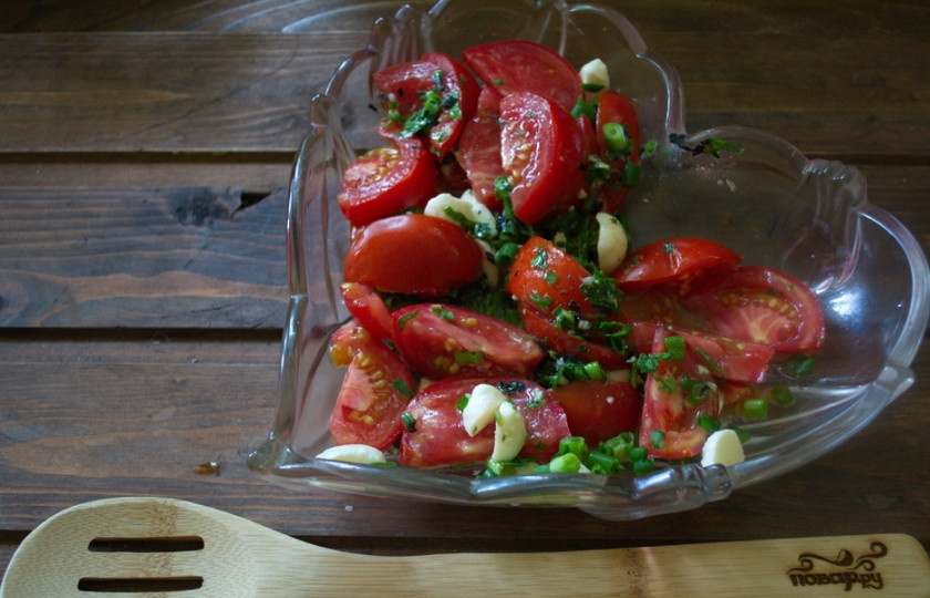 1. Этап. Помидоры с моцареллой: Заправьте помидоры растительным маслом например, оливковым первого отжима). Лучше брать масло с ярко выраженным вкусом.