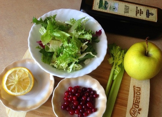 1. Этап. Свежий салат с сельдереем, яблоком и клюквой: 1. Вот все ингредиенты для салата. Заправка будет простейшей, к ней можно добавить молотые орехи и любимые специи.