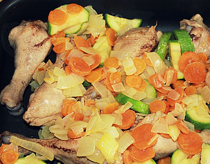 1. Этап. Кабачки по-египетски: 3. На смазанный маслом противень выкладываем сначала обжаренную курицу, наверх - слой овощей.