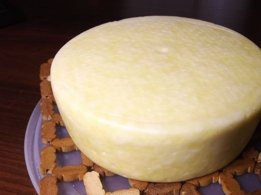 1. Этап. Сыр костромской в домашних условиях: 8. На следующем этапе нужно дать сыру как следует подсохнуть. Для этого его нужно выложить на решетку и отправить в холодное место (примерно 10 градусов) на 2 суток. Все это время нужно периодически переворачивать сыр.