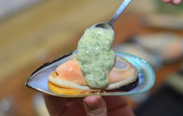 1. Этап. Мидии с сыром: Мидии промойте под проточной водой, разделите их так, чтобы осталась только одна ракушка с морепродуктом внутри. Выложите на каждую ракушку немного масляной смеси, хорошенько ее разровняйте. Затем выложите все ракушки на противень.