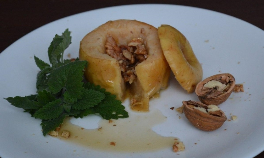 1. Этап. Диетический десерт из яблок: 6. Выкладываю яблоко из фольги, убираю шляпку и подаю к столу со свежей мятой.