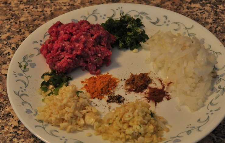 1. Этап. Котлеты из фарша: Подготовьте все ингредиенты. Измельчите лук и чеснок, имбирь мелко порежьте. Если используете листья кориандра, то их тоже мелко порежьте.