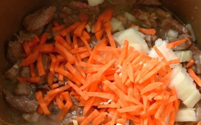 1. Этап. Говядина с подливкой: Минут за 10 до конца жарки добавьте все овощи, кроме томатов, в ёмкость мультиварки. Перемешайте и добавьте все приправы с солью.