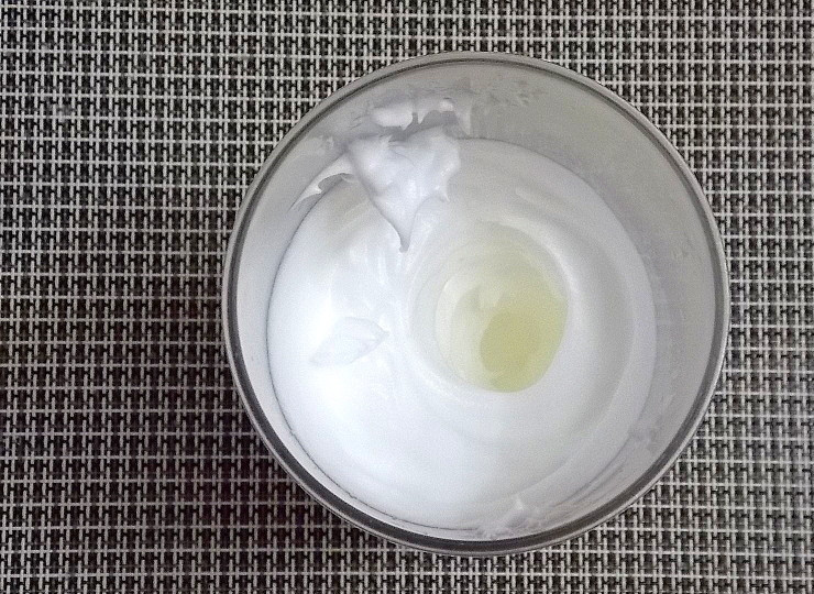 1. Этап. Мусс из кефира и ягод: Взбейте белки до плотных пиков.