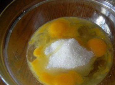 1. Этап. Шоколадный рулет с творожным кремом: Включаем духовку, пусть разогревается до 180 градусов. В миску, в которой будем делать тесто, вбиваем яйца, добавляем соль и сахар.