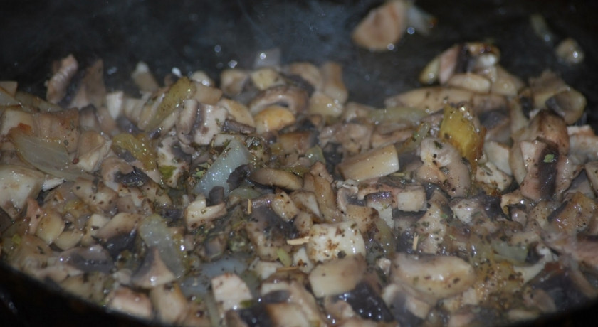 1. Этап. Грибная поджарка: Вы можете жарить грибы до готовности, тогда у вас получится просто зажарка, которую можно добавить в картошку жареную или суп.