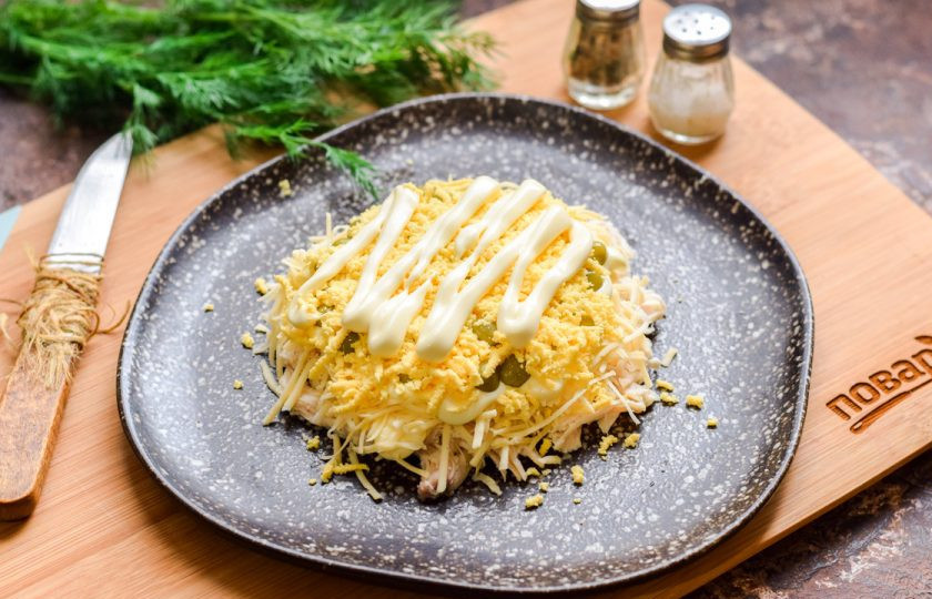 1. Этап. Слоеный салат с курицей Бычок: Не забывайте смазывать салат майонезом.