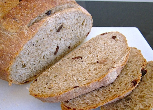 1. Этап. Хлеб с оливками: 11. Выложите хлеб на решетку для остывания и оставьте на 10-15 минут.