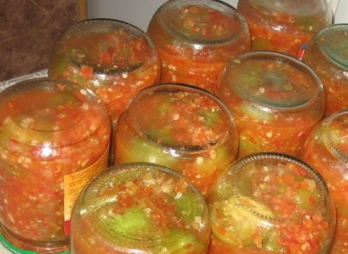 1. Этап. Аджика из зеленых помидоров сырая: В почти готовую аджику добавьте нарезанную зелень. Затем разложите готовую закуску по подготовленным банкам и закатайте. Пробуйте её после полного остывания.