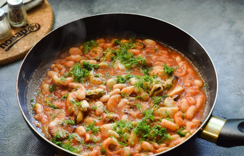 1. Этап. Фасоль с морепродуктами: В конце приготовления добавьте в сковороду нарезанную свежую зелень.