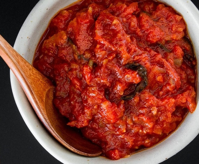 1. Этап. Классический томатный соус: 3. Подавайте готовый соус со спагетти, мясными шариками или ешьте просто так.