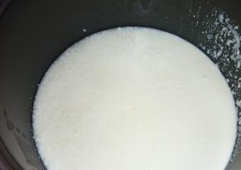 1. Этап. Творог из прокисшего молока в мультиварке: Аккуратно выливаем молоко в чашу мультиварки. Закрываем крышку, включаем режим 