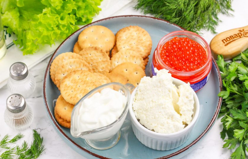 1. Этап. Канапе на крекерах на праздничный стол: Приготовьте указанные продукты. Крекеры лучше всего приобретите круглые или квадратные.