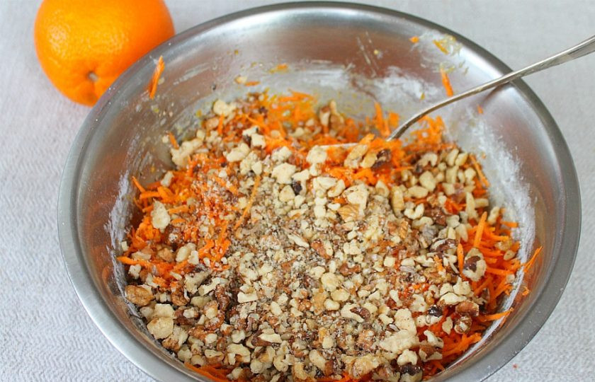 1. Этап. Морковно-апельсиновые кексы: Насыпаем дробленные грецкие орехи.