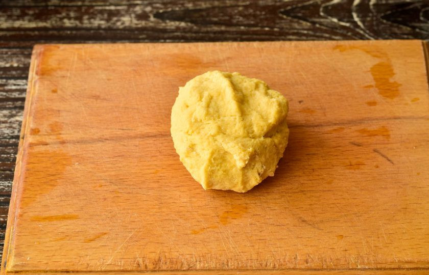 1. Этап. Гороховый суп с лапшой: Замесите тесто.