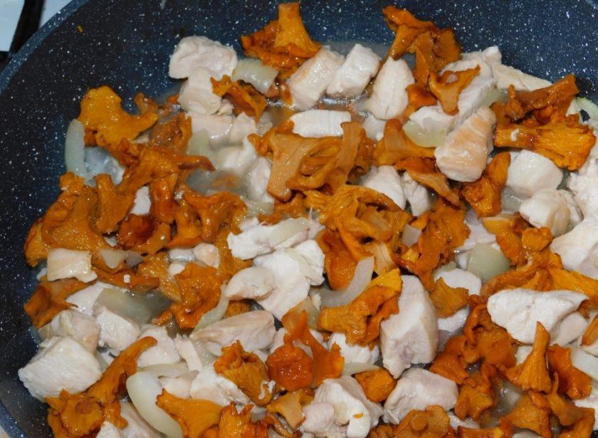 1. Этап. Курица с грибами в чесночном соусе: Добавьте лесные грибы. Обжарьте все вместе минут 5.