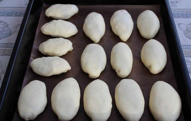 1. Этап. Горячие пирожки: Лепим пирожки, тщательно залепливаем края, чтобы те не расползлись. Пирожкам даем постоять 20 мин., после чего отправляем их в духовку на 15 минут при температуре 240 градусов.