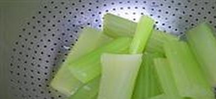 1. Этап. Жареный сельдерей (стебли): Отварите стебли в течение 5-ти минут в кипящей подсоленной воде. Отваренные стебли переложите в дуршлаг, дайте им остыть.