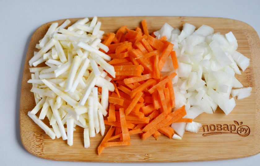 1. Этап. Французский фасолевый айнтопф: Пока варится мясо и фасоль, нужно подготовить остальные овощи. Очистите лук, морковь и сельдерей. Вымойте. Нарежьте кубиками лук, а морковь и сельдерей - соломкой.