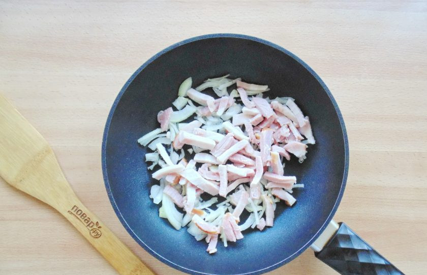 1. Этап. Лотарингский киш: Добавьте нарезанный бекон.