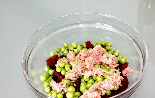 1. Этап. Салат с тунцом и свеклой: 5. Сложите все ингредиенты в салатник.