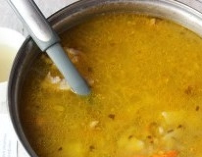 1. Этап. Рассольник из свинины: Когда картофель и перловая крупа будут полностью готовы, перекладываем в суп зажарку вместе с маслом, на котором обжаривались овощи. Перемешиваем и варим 5 минут на слабом огне. Вливаем в суп огуречный рассол, перемешиваем и варим ещё около 3 минут.