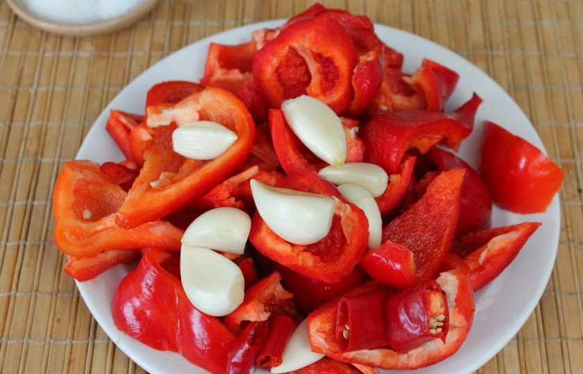 1. Этап. Баклажаны по-херсонски: Подготовим болгарский перец, острый перец и чеснок.