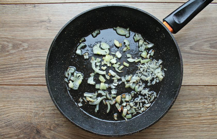 1. Этап. Сосиски на сковороде тушеные в томатном соусе: В сковороду после обжаривания выложите измельченный чеснок и мелко резаный репчатый лук. Обжаривайте на среднем огне в течение 6 минут, перемешивая.